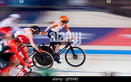 MUNCHEN - Marit Raaijmakers (r) and Lonneke Uneken (l) with opponents in action during the coupled race final track cycling on the sixth day of the Multi-European Championship. The German city of Munich will host a combined European Championship of various sports in 2022. ANP IRIS VAN DEN BROEK Stock Photo