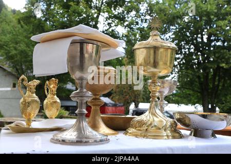 table-eucharistique-calice-ciboire-pat-ne-huile-sainte-saint