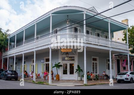 NEW ORLEANS, LA, USA - AUGUST 14, 2022: A full view of Ayu Bakehouse with customers dining outdoors on Frenchmen Street in the Marigny neighborhood Stock Photo