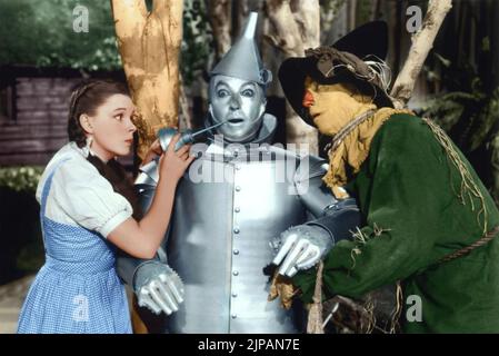 THE WIZARD OF OZ 1939 MGM film wih from left: Judy Garland (Dorothy), Jack Haley (Tin Man), Ray Bolger (Scarecrow) Stock Photo