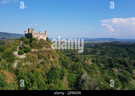 The castle of Montalto Dora, at an altitude of 405 meters, on the Pistono Lake, in the morainic amphitheate. Montalto Dora, Torino, Italy Stock Photo