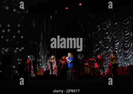 August 16, 2022, San Diego, CA, United States of America: Alison Krauss and Robert Plant collaborate to perform an inspiring and idiosyncratic mix of rock, folk, blues, bluegrass, country, and metal in front of thousands of fans at Rady Shell on Monday, Aug. 15, in San Diego, Calif  (Credit Image: © Rishi Deka/ZUMA Press Wire) Stock Photo