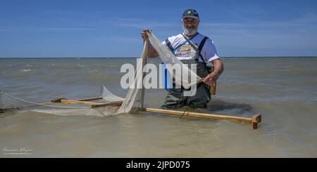 Plage de Ault Onival, bateaux ,tracteurs remorques, voiliers Stock Photo