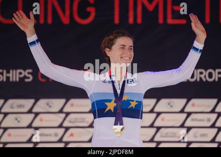 Bavaria, Fürstenfeldbruck: 17 August 2022,  European Championships, European Championship, cycling, road, individual time trial, women. First-placed Marlen Reusser (Switzerland) cheers during the award ceremony. Photo: Marius Becker/dpa Stock Photo