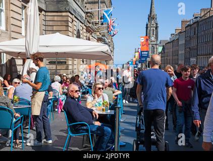 Royal Mile, Edinburgh, Scotland, UK. 17th August 2022. The crowds returned to the High Street as the sunshine shone again after yesterdays downpours, temperature 16 degrees. Credit: ArchWhite/alamy live news. Stock Photo