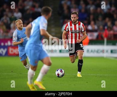 Sheffield, England, 17th August 2022.  Rhys Norrington Davies of Sheffield Utd (R) during the Sky Bet Championship match at Bramall Lane, Sheffield. Picture credit should read: Lexy Ilsley / Sportimage Credit: Sportimage/Alamy Live News Stock Photo