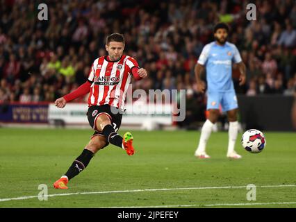 Sheffield, England, 17th August 2022.  Oliver Norwood of Sheffield Utd shoots during the Sky Bet Championship match at Bramall Lane, Sheffield. Picture credit should read: Darren Staples / Sportimage Credit: Sportimage/Alamy Live News Stock Photo