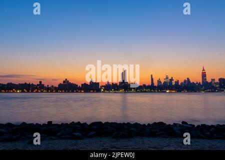 The Manhattan skyline from Williamsburg, Brooklyn, NYC during scenic sunset Stock Photo