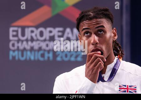 Munich, Germany. 17th Aug, 2022. European Championships, athletics, award ceremony. Alex Haydock-Wilson (Great Britain), winner of the bronze medal in the 400 meters, kisses his medal. Credit: Marius Becker/dpa/Alamy Live News Stock Photo