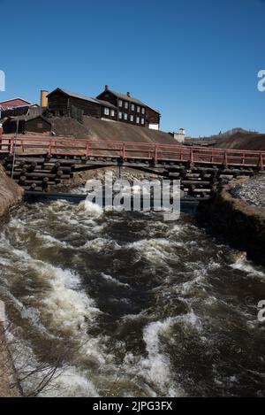 Røros is a copper mining town situated along river Hyttelva with some historic wooden buildings in the mountainous very south part of central Norway Stock Photo