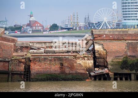 Bremerhaven, Germany. 18th Aug, 2022. Parts of the north pier in Bremerhaven caved in during the night on Thursday. The entrance to the Geeste is closed. The ferry service of the Weser ferry also had to be suspended. Credit: Sina Schuldt/dpa/Alamy Live News Stock Photo