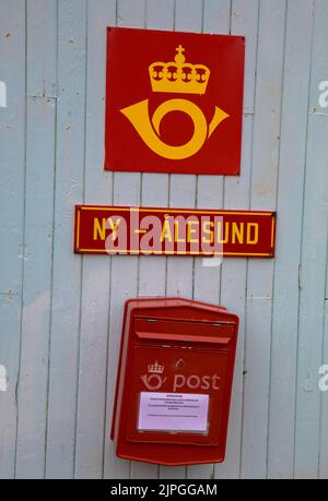 Facade of the northernmost post office in the world, Ny-Ålesund ...