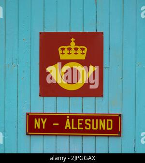 Facade of the northernmost post office in the world, Ny-Ålesund ...