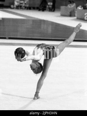 OLYMPIC SUMMER GAMES IN LOS ANGELES 1984 RHYTHMICS GYMNASTICS perform with a ball Stock Photo