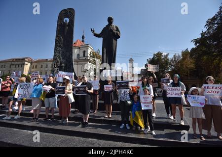 Lviv, Ukraine. 18th Aug, 2022. Protesters hold placards calling for the release of captured soldiers during the demonstration. Relatives of the Azov Regiment stage a demonstration calling for the release of captured soldiers of the Azov Regiment during the visit of Ukrainian President Volodymyr Zelenskyi, Turkish President Recep Erdogan and UN Secretary General António Guterres to Lviv. Credit: SOPA Images Limited/Alamy Live News Stock Photo
