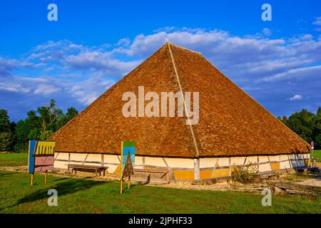 France, Cher (18), Berry, Vailly sur Sauldre, grange pyramidale typique du Pays Fort, route Jacques Coeur // France, Cher (18), Berry, Vailly sur Saud Stock Photo