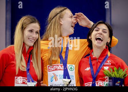 MUNCHEN - Femke Bol with her gold medal during the ceremony of the 400 meters on the eighth day of the Multi-European Championship. The German city of Munich will host a combined European Championship of various sports in 2022. ANP ROBIN VAN LONKHUIJSEN Stock Photo