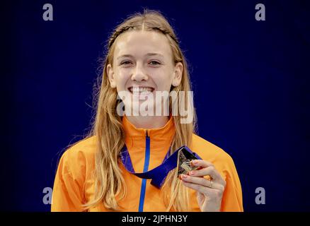 MUNCHEN - Femke Bol with her gold medal during the ceremony of the 400 meters on the eighth day of the Multi-European Championship. The German city of Munich will host a combined European Championship of various sports in 2022. ANP ROBIN VAN LONKHUIJSEN Stock Photo