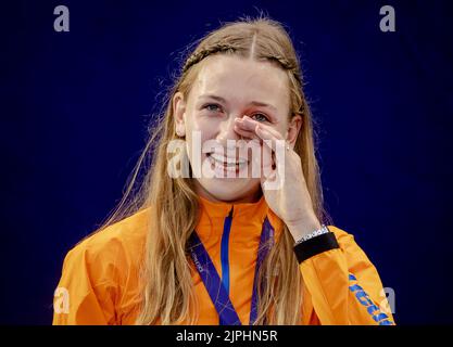 MUNCHEN - Femke Bol with her gold medal during the ceremony of the 400 meters on the eighth day of the Multi-European Championship. The German city of Munich will host a combined European Championship of various sports in 2022. ANP ROBIN VAN LONKHUIJSEN Stock Photo