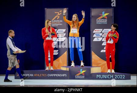 MUNCHEN - Femke Bol with her gold medal during the ceremony of the 400 meters on the eighth day of the Multi-European Championship. The German city of Munich will host a combined European Championship of various sports in 2022. ANP ROBIN VAN LONKHUIJSEN Stock Photo