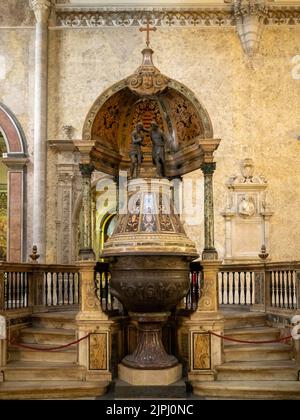 Cattedrale di Santa Maria Assunta baptismal font, Naples Stock Photo