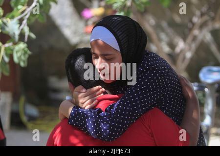 Nablus, Palestine. 18th Aug, 2022. Relatives of 18-year-old Palestinian Waseem Abu Khalifa mourn during his funeral. Abu Khalifa was shot dead by the Israeli army who were protecting the Jewish settlers performing Talmudic rituals at the tomb of Joseph, east of the city of Nablus in the West Bank. Credit: SOPA Images Limited/Alamy Live News Stock Photo