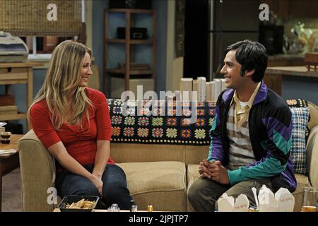 KALEY CUOCO, KUNAL NAYYAR, THE BIG BANG THEORY : SEASON 5, 2011 Stock Photo