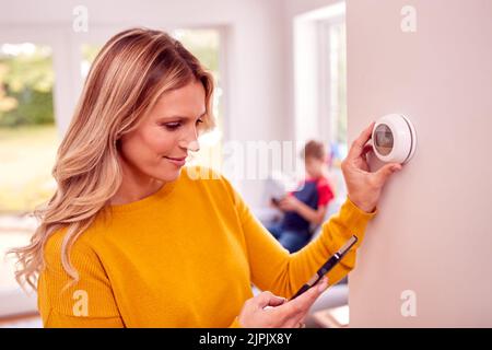 digital, heating, adjusting, smart phone, smart home, digitals, heater, heaters, heatings, to heat, smart phones, smartphone, smartphones Stock Photo