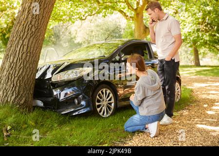 couple, on the phone, insurance, accident, total loss, car accident, pairs, on the phones, insurances, accidents, car accidents Stock Photo