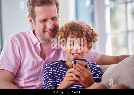 father, playing, online, son, smart phone, dad, fathers, play, onlines, sons, smart phones, smartphone, smartphones Stock Photo