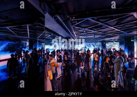 London, UK. 18th Aug, 2022. W1 Curates launches W1 Immersive with Waves, the first solo exhibition of Maxim Zhestkov. It 'meditates on phenomena as the fundamental elements of change in digital and physical systems'. Located downstairs at Flannels London, on Oxford Street. Credit: Guy Bell/Alamy Live News Stock Photo