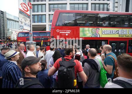 People waiting for buses outside Victoria Station, central London. Picture date: Friday August 19, 2022. Stock Photo