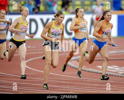 MUNCHEN - Minke Bisschop and Naomi Sedney in action during the 4x100 meter relay on the ninth day of the Multi-European Championship. The German city of Munich will host a combined European Championship of various sports in 2022. ANP ROBIN VAN LONKHUIJSEN Stock Photo