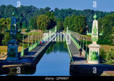 France, Loiret (45), Briare, Briare canal bridge built by Gustave Eiffel carrying the lateral canal to the Loire above the Loire Stock Photo
