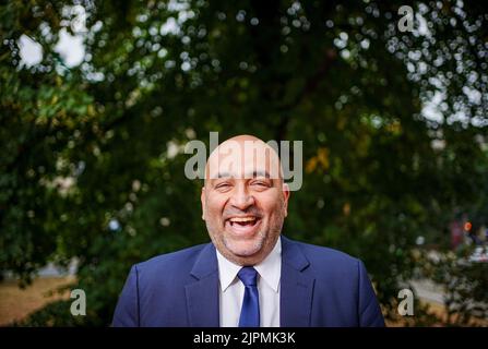 Berlin, Germany. 19th Aug, 2022. Omid Nouripour, federal chairman of Bündnis 90/Die Grünen, laughs into the photographer's camera after an interview. Credit: Kay Nietfeld/dpa/Alamy Live News Stock Photo