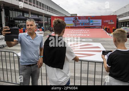 Munich, Germany. 19th Aug 2022. UTRECHT - Atmospheric image of spectators taking selfies and photos in front of the starting podium at the Jaarbeurs before the start of the team time trial on the first day of the Tour of Spain (Vuelta a Espana). The first three days of the cycling event will be held on Dutch soil, after which the caravan will travel to Spain on the rest day. ANP VINCENT JANNINK Credit: ANP/Alamy Live News Stock Photo