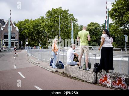 Munich, Germany. 19th Aug 2022. UTRECHT - The first fans are ready along the course in the streets of Utrecht, before the start of the team time trial on the first day of the Tour of Spain (Vuelta a Espana). The first three days of the cycling event will be held on Dutch soil, after which the caravan will travel to Spain on the rest day. ANP SEM VAN DER WAL Credit: ANP/Alamy Live News Stock Photo