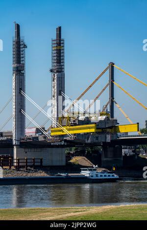 New construction of the Neuenkamp motorway bridge on the A40, over the Rhine near Duisburg, free cantilever assembly of the main bridge span, the new Stock Photo