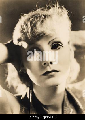1932 , USA : The actress  GRETA GARBO ( 1905 - 1990 )  in MATA HARI by Edmund Goulding   , from a novel by  Vicki Baum   - MGM - MOVIE - FILM - CINEMA  - portrait - ritratto  - diva - divina - divine -   spia - spy  ----  Archivio GBB Stock Photo