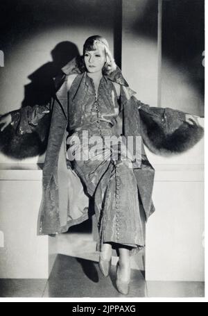 1932 , USA : The actress  GRETA GARBO ( 1905 - 1990 )  in MATA HARI by Edmund Goulding   , from a novel by  Vicki Baum   - MGM - MOVIE - FILM - CINEMA  - portrait - ritratto  - diva - divina - divine -   spia - spy - pelliccia di volpe - fox fur - scarpe - shoes - hat - cappello - FASHION - ANNI TRENTA - 30's - '30 - 30 's   ----  Archivio GBB Stock Photo