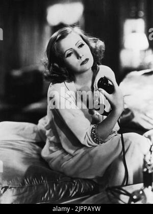 1932 , USA : The  movie actress  GRETA GARBO ( 1905 - 1990 ) in GRAND HOTEL by Edmund Goulding - FILM  - MOVIE - CINEMA - portrait - ritratto  -  personalità celebrità attori al telefono  mentre telefonano  - celebrity celebrities personality personalities actors at phone - telephone  ----  Archivio GBB Stock Photo