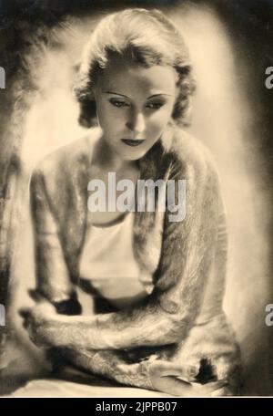 1920 's, GERMANY :  The german movie actress  BRIGITTE HELM ( 1906 - 1996 ). - SILENT MOVIE - CINEMA MUTO - ART DECO  - portrait - ritratto - bionda - blonde hair - capelli biondi - blondie - silver dress -  abito vestito argentato ----  Archivio GBB Stock Photo