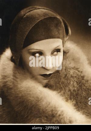 1920 's, GERMANY :  The german movie actress  BRIGITTE HELM ( 1906 - 1996 ). - SILENT MOVIE - CINEMA MUTO - ART DECO  - portrait - ritratto - hat - cappello - pelliccia di volpe - fox fur  - VAMP - ANNI VENTI - 20's - 20 's - '20 ----  Archivio GBB Stock Photo