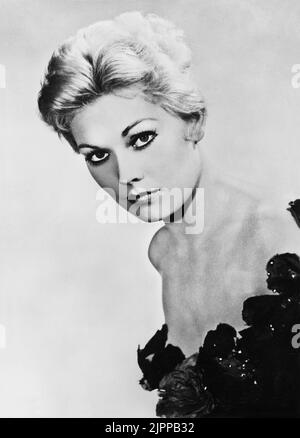 1953 ca, USA : The movie actress KIM NOVAK ( born Marilyn Pauline Novak , 3 february 1933 , Chicago , ILL ) - CINEMA -portrait - ritratto scollatura - decolleté - neckopening - neckline - bionda - blonde hair - capelli biondi  ----  Archivio GBB Stock Photo