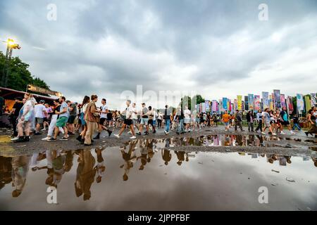 2022-08-19 19:59:51 BIDDINGHUIZEN -Festival visitors on the festival site during the first day of the three-day music festival A Campingflight to Lowlands Paradise. ANP FERDY DAMMAN netherlands out - belgium out Stock Photo