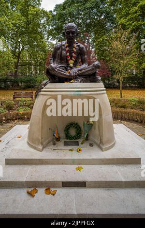 Gandhi Statue London - Mahatma Gandhi statue in Tavistock Square Gardens Bloomsbury London. Sculpted by Fredda Brilliant and installed in 1968 Stock Photo