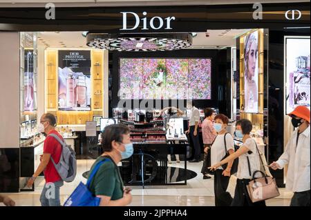 Hong Kong, China. 15th Aug, 2021. A couple walks past the French high  fashion luxury clothing manufacturer Hermes store seen in Hong Kong. (Photo  by Budrul Chukrut/SOPA Images/Sipa USA) Credit: Sipa USA/Alamy