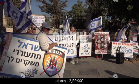 JERUSALEM, ISRAEL - AUGUST 19: Members of the Russian Jewish community in Israel hold placards condemning Ukraine with comparisons to Nazis as they take part in a pro-Russia rally outside Prime Minister's official residence on August 19, 2022 in Jerusalem, Israel. Though Israel has not provided Ukraine with military support, Israeli government has angered Russia by tilting to Ukraine particularly connected with Israel's caretaker Prime Minister Yair Lapid condemning Russia’s military actions in Ukraine. Credit: Eddie Gerald/Alamy Live News Stock Photo