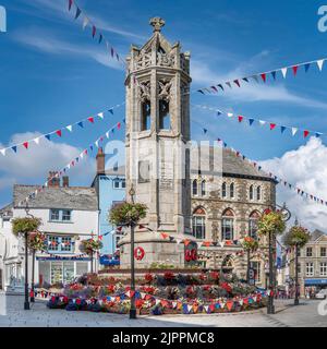 The War Memorial, an elaborate Eleanor Cross on a six stepped base, in the town centre of Launceston was unveiled by HRH Edward Prince of Wales and Du Stock Photo