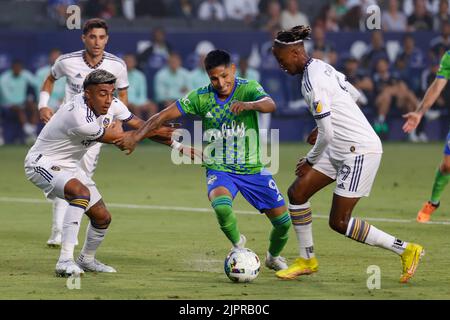 Los Angeles, California, USA. 19th Aug, 2022. Seattle Sounders forward Raul Ruidiaz (9) controls the ball between LA Galaxy forward Kevin Cabral (9) and defender Julian Araujo (2) during an MLS soccer match July 17, 2022, in Carson, Calif. (Credit Image: © Ringo Chiu/ZUMA Press Wire) Credit: ZUMA Press, Inc./Alamy Live News Stock Photo